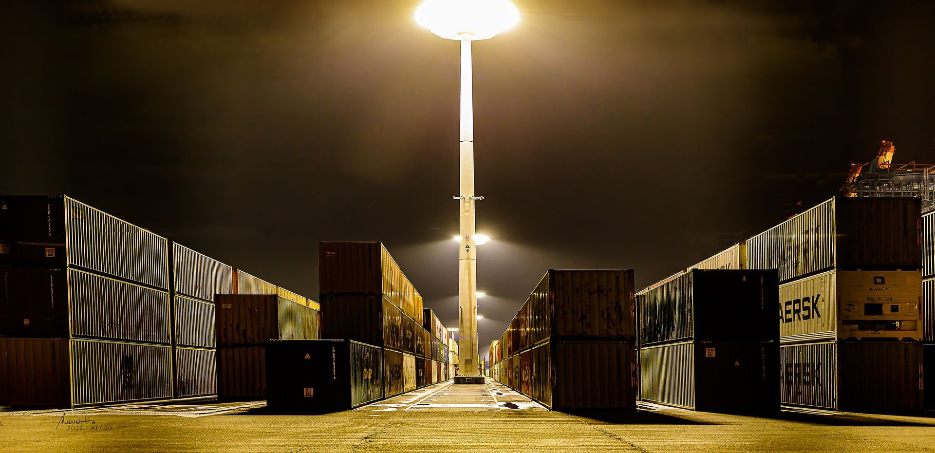 Containerstapel, eine Fotografie von Thomas Hartstang, suedereiche.art, Hamburger Hafen, Containerschiff, Nachtaufnahme, Shop