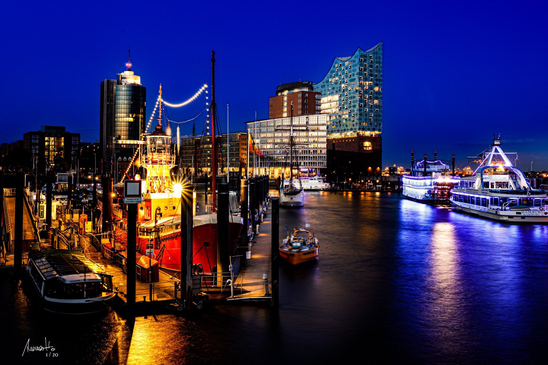 Feuerschiff, Fotografie von Thomas Hartstang Feuerschiff mit der Elbphilharmonie im Hintergrund, Hamburg, Hamburger Hafen, Fotografie von Thomas Hartstang, Atelier Südereiche