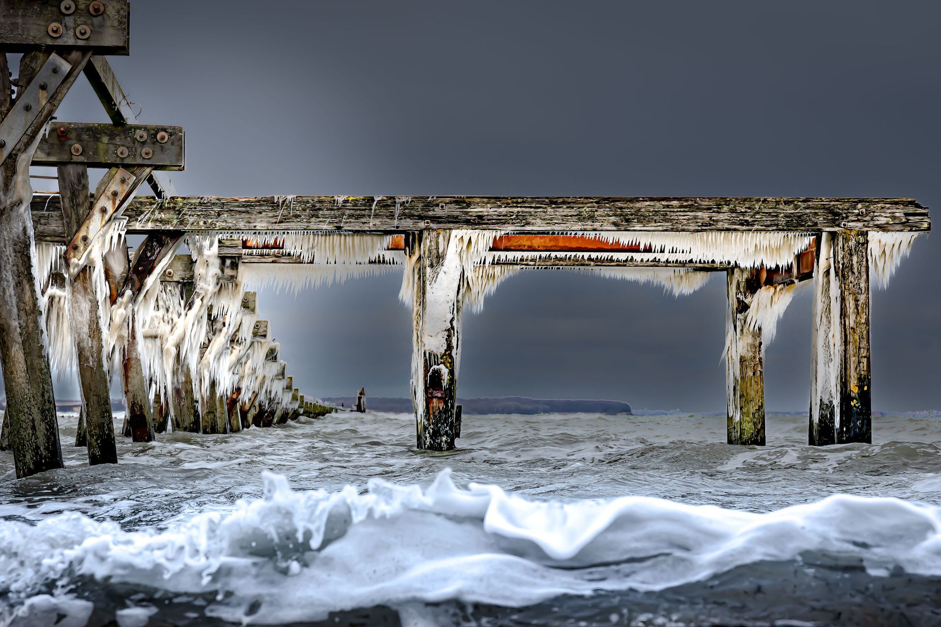Eisbart, alte Seebrücke bei Quern, eine Fotografie von Thomas Hartstang, siedereiche.art, Ostsee, Falshöft, minimalistisch, Deutschland, schwarz-weiß, Shop