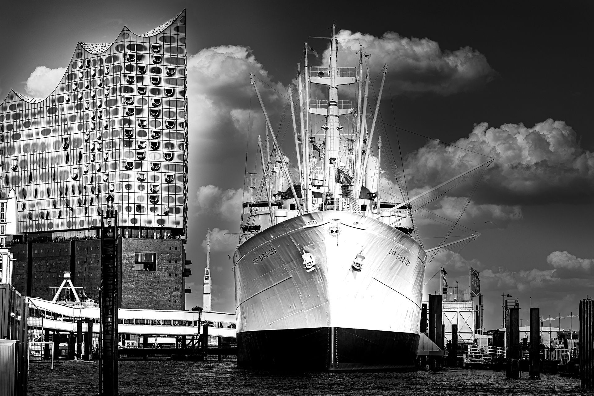Elbphilharmonie und Cap San Diego, Fotografie, ein Fine Art Druck aus der Limited Edition Serie von Thomas Hartstang, Suedereiche.Art, Hamburg, Hafen
