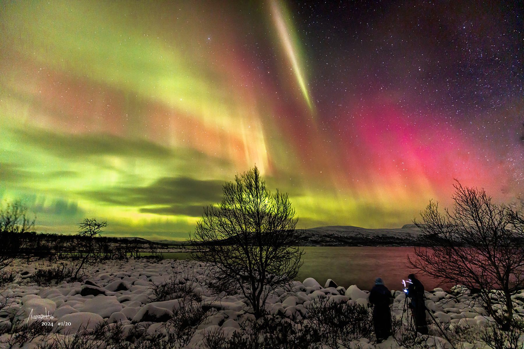 Polarlicht mit Fotografen, Fotografie, ein Fine Art Druck aus der Limited Edition Serie von Thomas Hartstang, Suedereiche.Art, Norwegen, Fjord, Polarlicht
