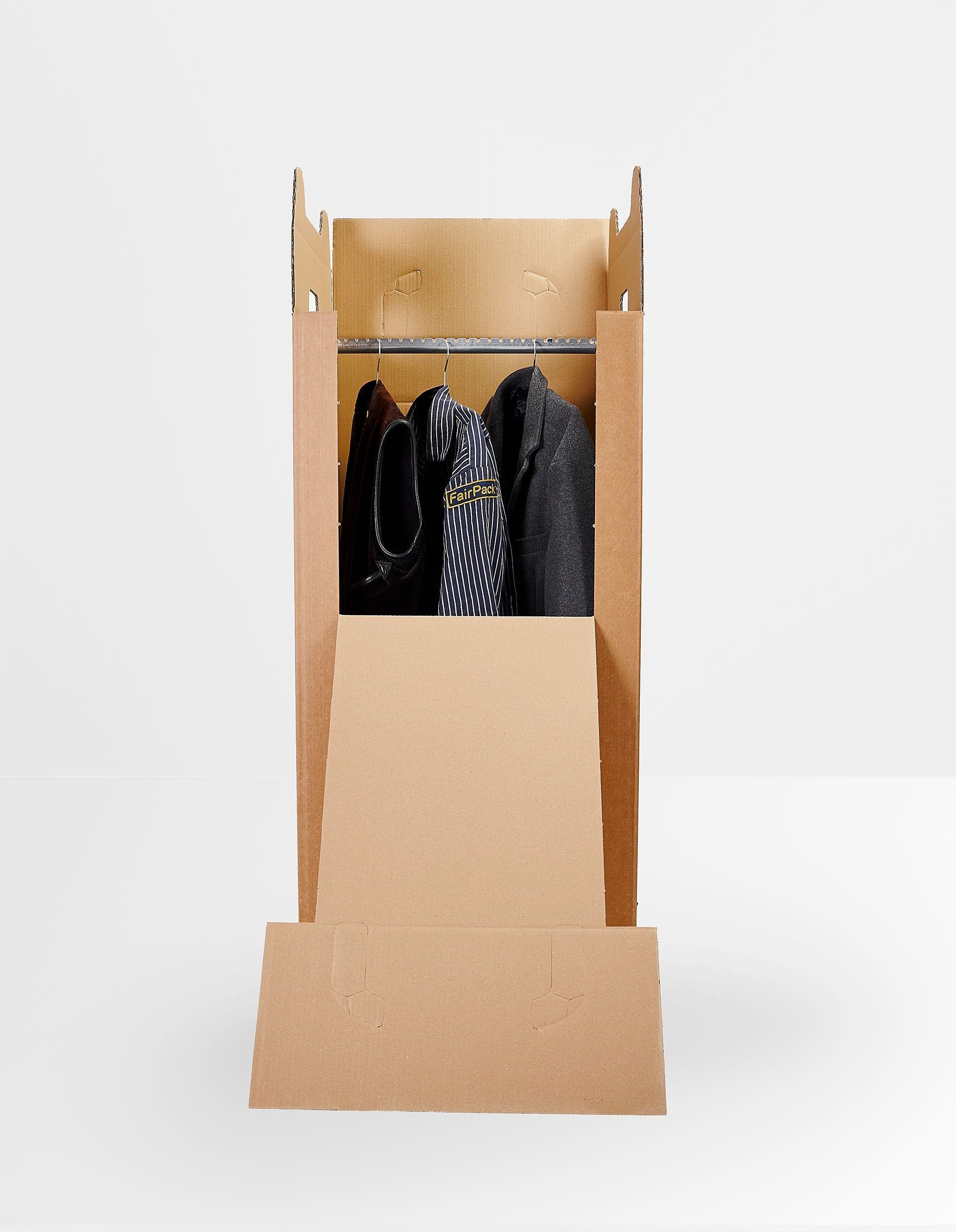 Kleiderbox-frontansicht mit kleidung befüllt-Fairpack-hamburg