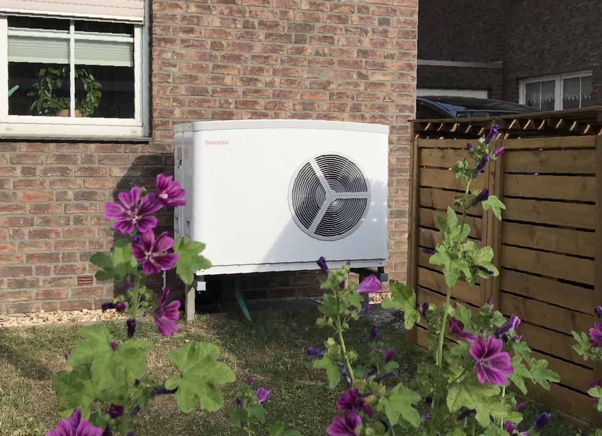 Stiebel Eltron WPL-A 07 HK 230 Premium Luft-Wasser-Wärmepumpe vor Hauswand