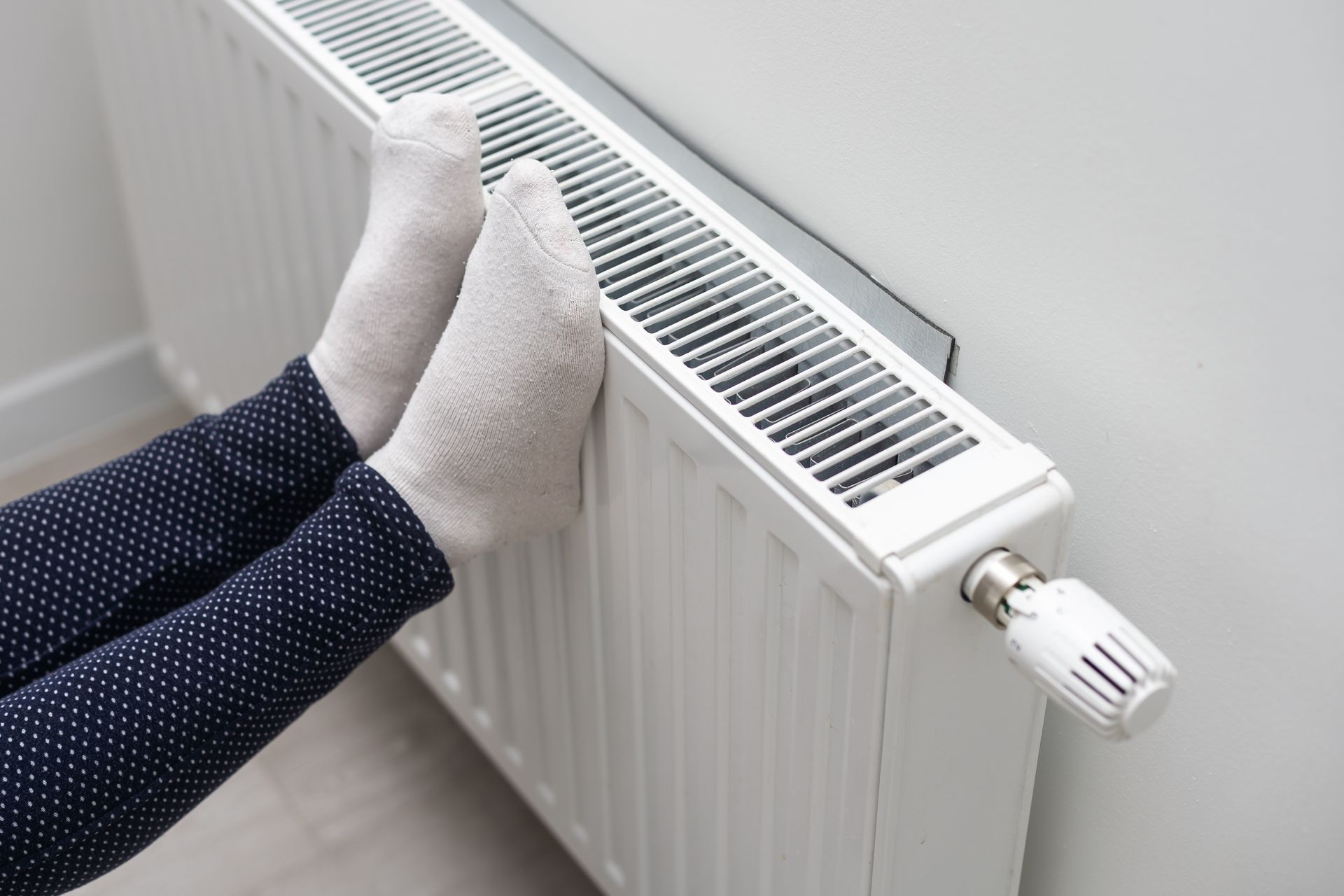 Energieberater unterstützt beim hydraulischen Abgleich, um Behaglichkeit und Energieeffizienz beim Heizen zu steigern.