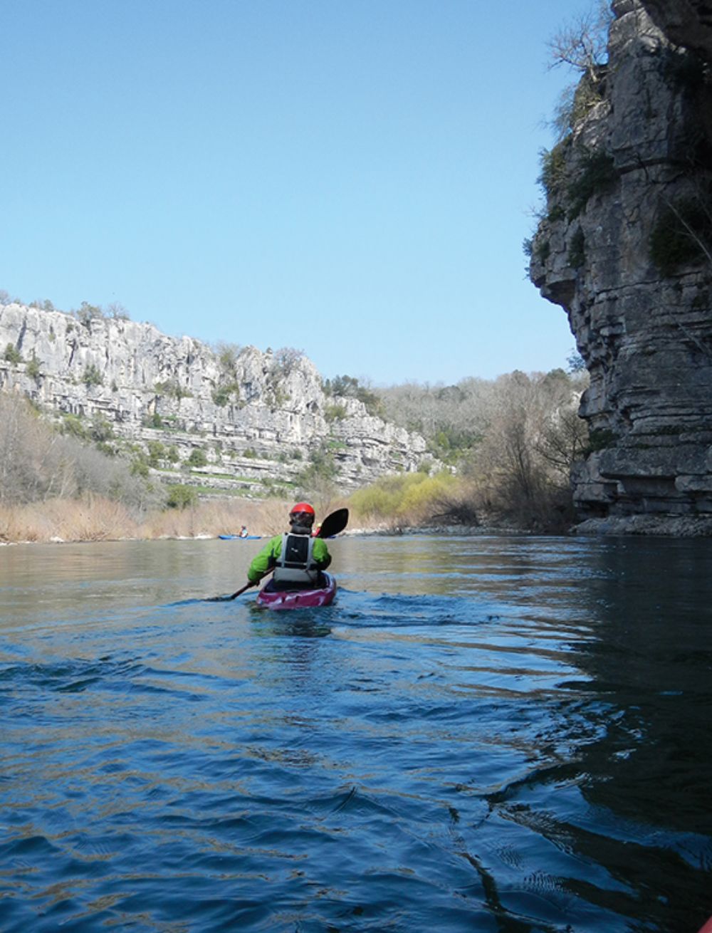 Kanu zwischen Bergen