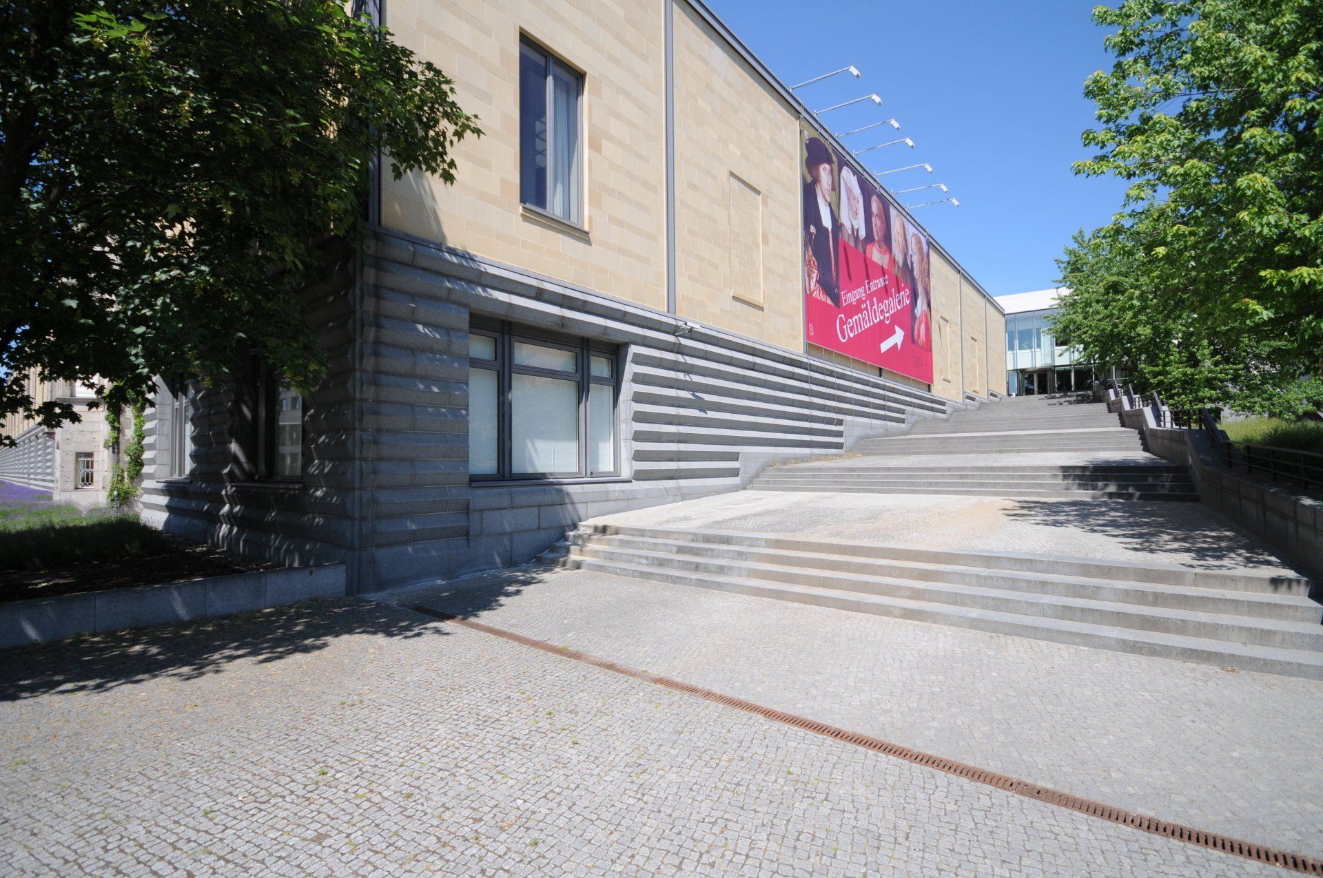 Eingang zur Gemäldegalerie von der Sigismundstraße, Juni 2011; Foto: Philipp Eder