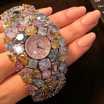 transporte aéreo a  Irán de carga y mercancías de lujo y de alto valor económico.