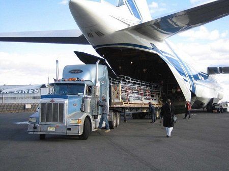 transporte aéreo a Ecuador de grandes cargas, transporte urgente de mercancías, destinos remotos.