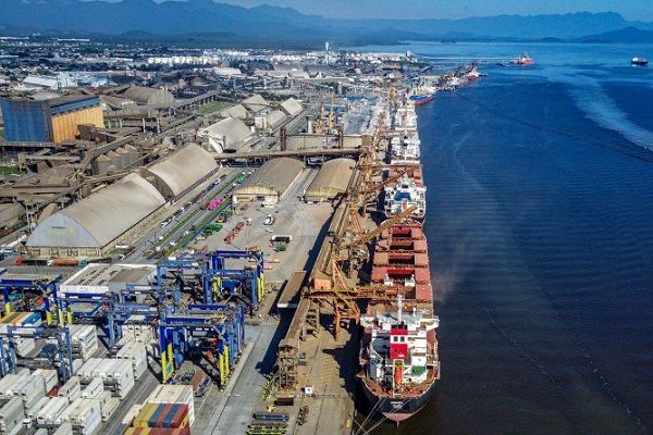 Puerto de Paranagua, Brasil . Foto del muelle y del buque portacontenedores procedente de España con las mercancías importadas en contenedor marítimo.