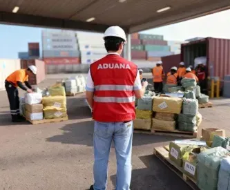 Inspección de aduanas en puerto de Callao, Lima, Perú