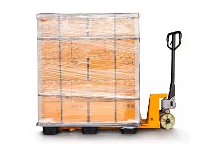 Transpaleta cargando un europallet para su envío en un contenedor LCL