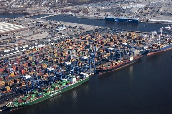 puerto de Baltimore, Estados Unidos. Llegada del envió de contenedores marítimos