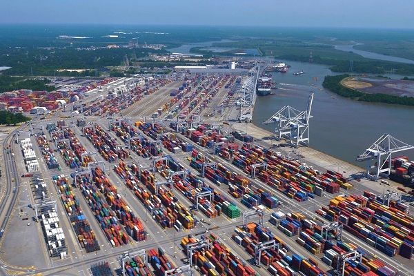 Puerto de Savannah, Estados Unidos. Foto del muelle y del buque portacontenedores procedente de España con las mercancías importadas en contenedor marítimo.
