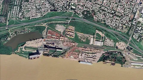 Puerto de Gran Rosario, Argentina. Foto del muelle y del buque portacontenedores procedente de España con las mercancías importadas en contenedor marítimo.