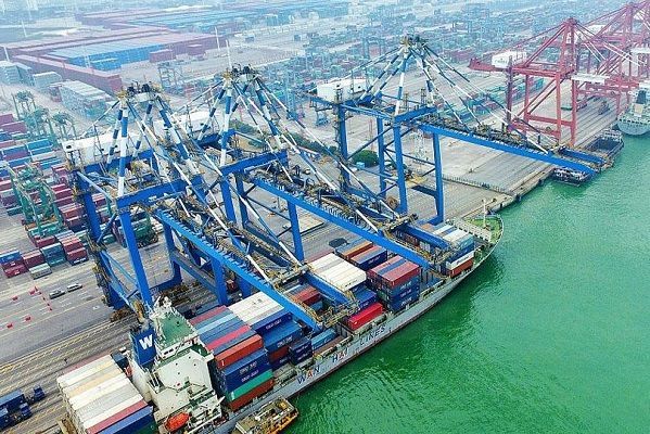 Foto aérea del puerto de Guangzhou en el momento de llegada del buque con contenedores enviados de España