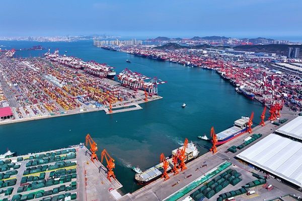 Puerto de Qingdao, China. Foto del muelle y del buque portacontenedores procedente de España con las mercancías importadas en contenedor marítimo.