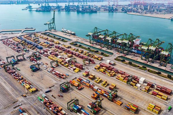 puerto de Tianjin, China, llegada del envió de contenedores marítimos