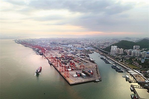 Puerto de Xiamen, China Foto del muelle y del buque portacontenedores procedente de España con las mercancías importadas en contenedor marítimo.