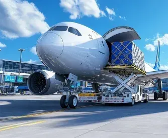 Avión de carga en aeropuerto de Barcelona