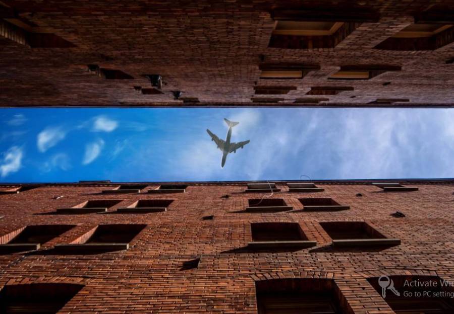 Flugzeug fliegt über Hochhäuser