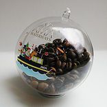 Eine transparente Acrylkugel ist stilvoll mit glänzenden Kaffeebohnen gefüllt. Das Logo des Kunden ist durch Tampondruck auf die Kugel aufgebracht worden, was einen eleganten Markenakzent setzt. Diese ansprechende Präsentation verbindet Ästhetik mit Marketing und eignet sich perfekt für Werbeaktionen, Geschenke oder als Dekoration in Cafés und Geschäften. Die klare Kugel bietet einen faszinierenden Blick auf die Kaffeebohnen und hebt die Premium-Qualität des Produkts hervor.