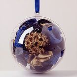 Eine transparente Acrylkugel ist stilvoll mit einer Vielzahl von Weihnachtsdekorationen gefüllt. Glitzernde Sterne, funkelnde Kugeln und zarte Schneeflocken schaffen eine festliche Atmosphäre. Diese einzigartige Dekorationsidee verleiht jedem Raum eine magische Note und verbreitet festliche Freude. Perfekt für die Weihnachtszeit, um das Zuhause oder den Arbeitsplatz in ein zauberhaftes Winterwunderland zu verwandeln.