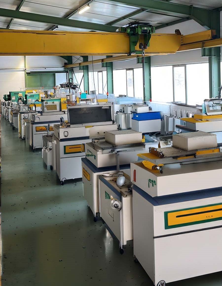 Die Produktionsstätte von Schiller Plastic, in der hochmoderne Maschinen und engagierte Mitarbeiter zusammenarbeiten, um unsere hochwertigen Kunststoffprodukte herzustellen. Hier entstehen die vielseitigen Formen und Produkte, die unsere Marke auszeichnen.