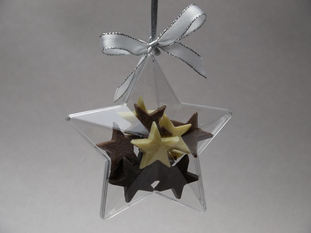 Ein Stern aus klarem Acrylglas, gefüllt mit festlichen Schokoladensternen. Perfekt als stilvolles Give-away oder individuelles Weihnachtsgeschenk zum Selbermachen.