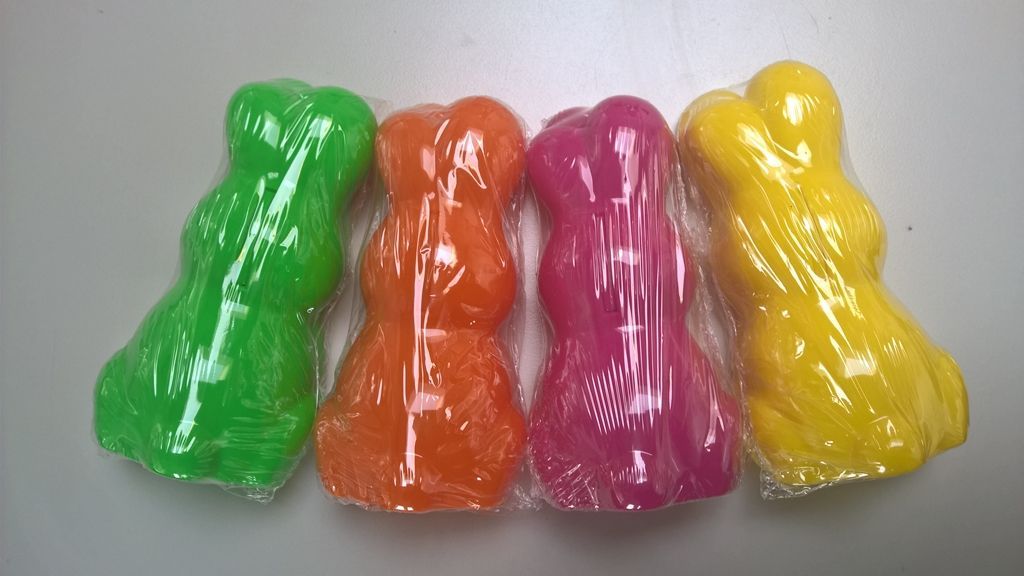 Bunte Hasenfiguren aus Acrylglas in verschiedenen Farben – die perfekte moderne Osterdekoration.