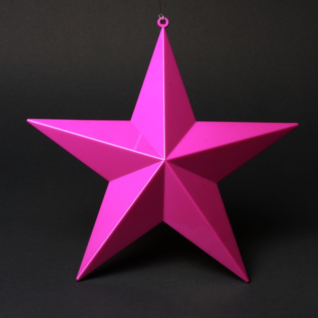 Ein rosa gefärbter Stern aus Acrylglas, der elegant glänzt und als Dekoration geeignet ist.