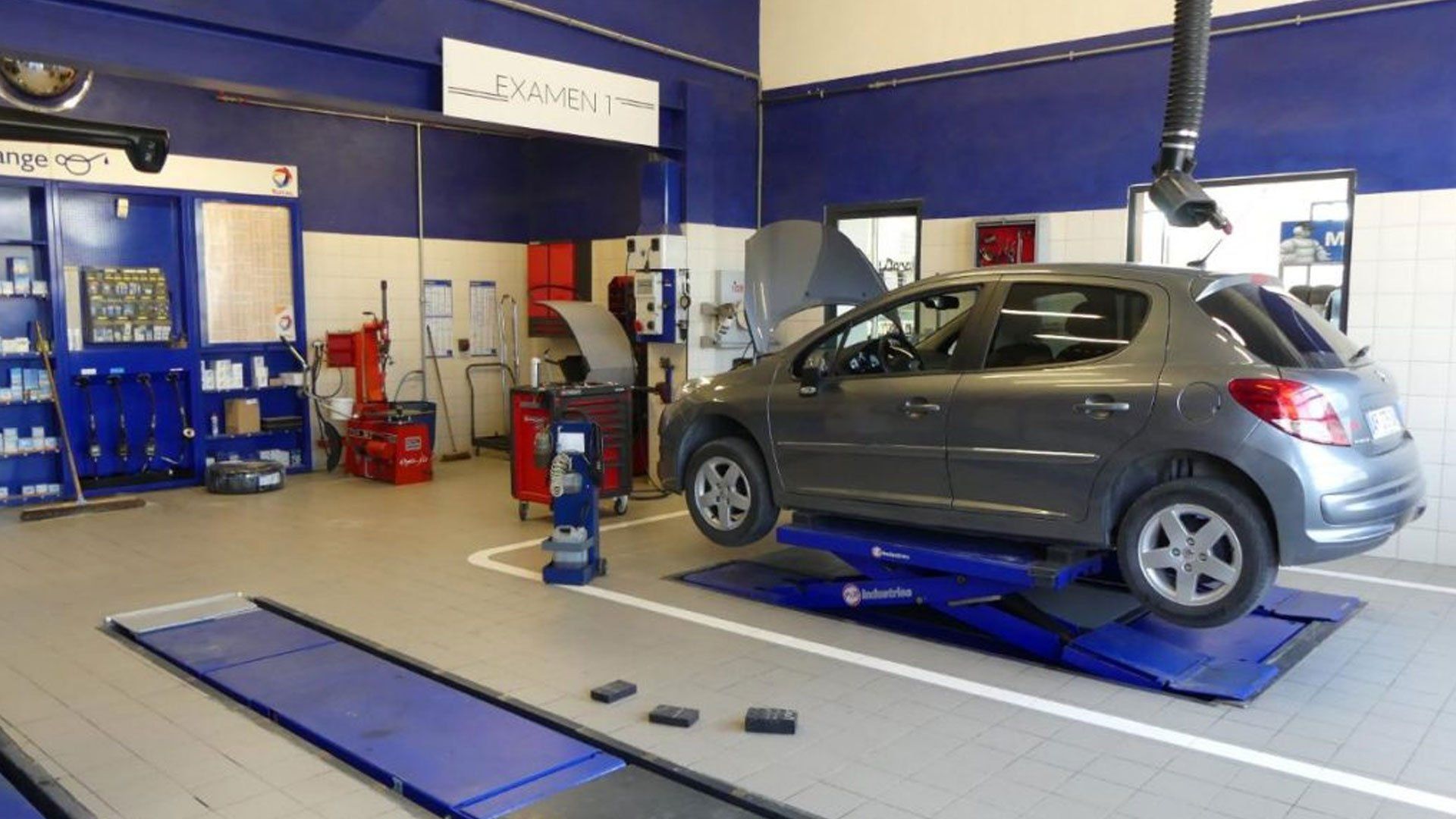 Votre voiture sera prise en charge avec soin et expertise. Photos de l'atelier Peugeot Service