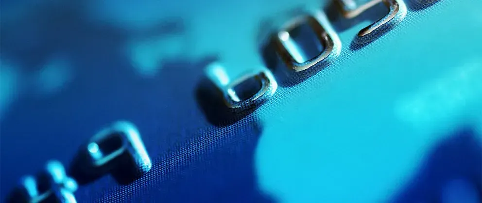 Profitez des facilités de paiement dans votre agence Peugeot CTA Vaucluse à Entraigues Image d'une Carte bleu