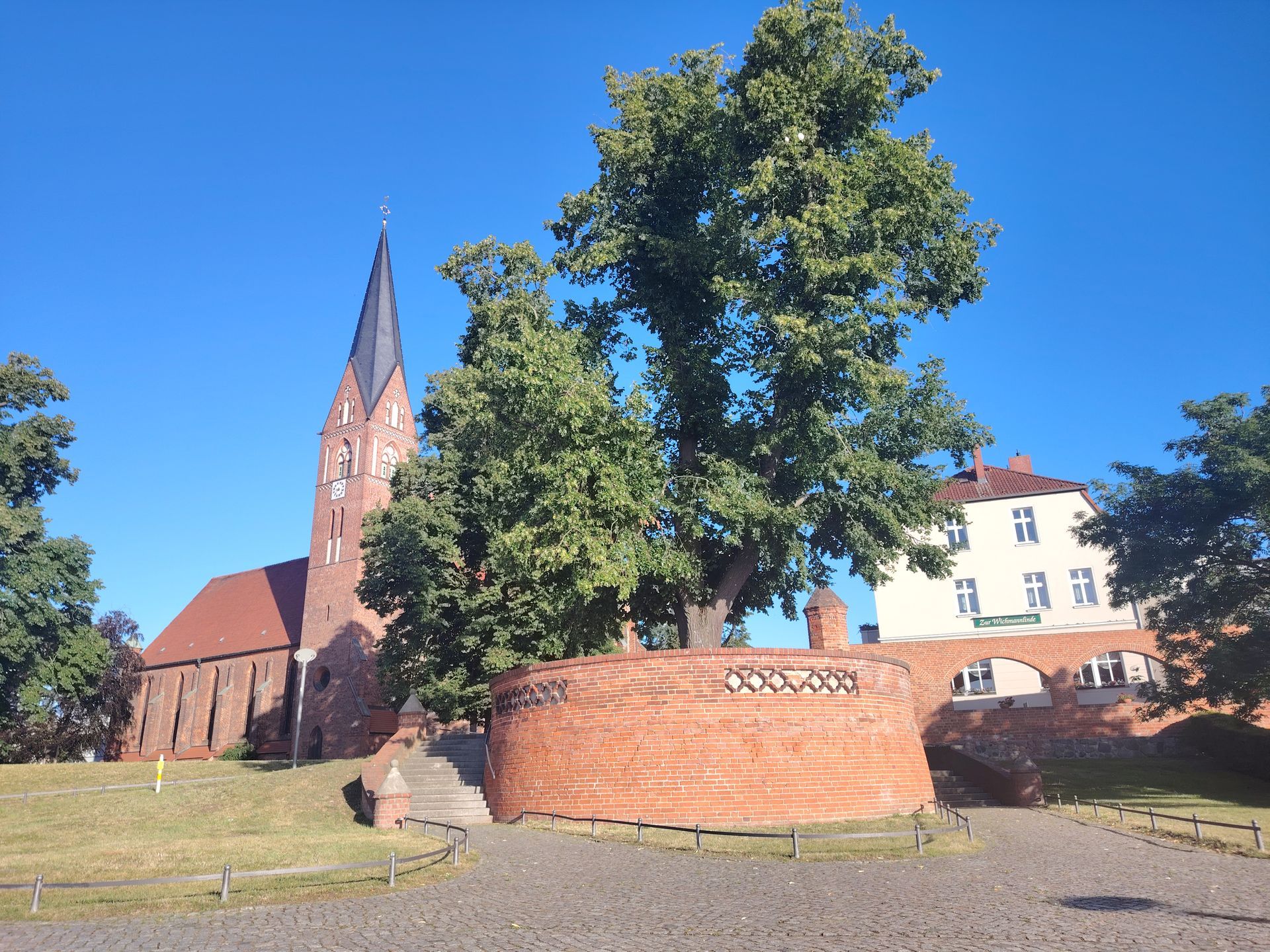 Klosterkirche Neuruppin und Spucknapf Klosterkirche Neuruppin und Spucknapf