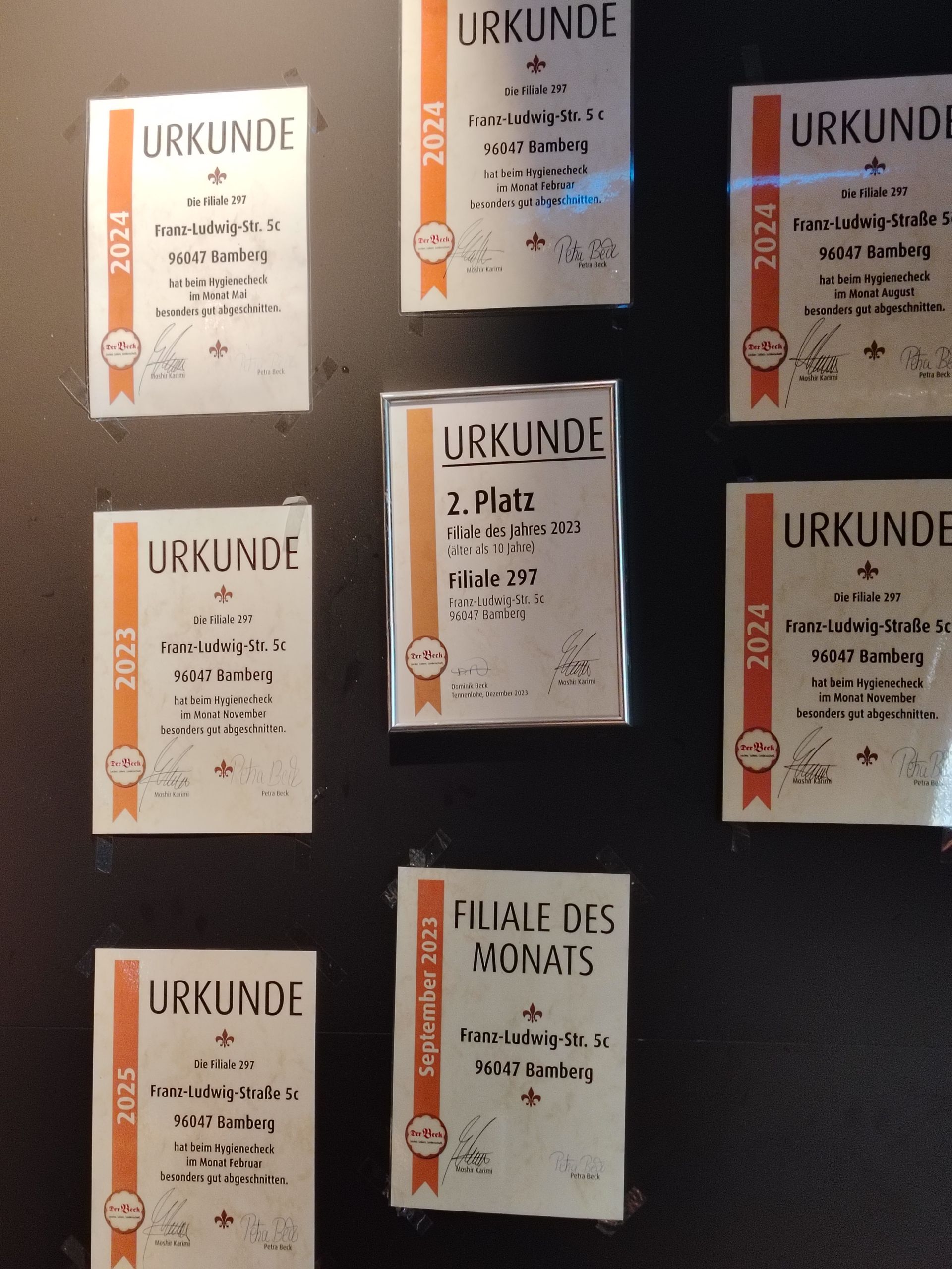 Urkunden im Bestattungshaus