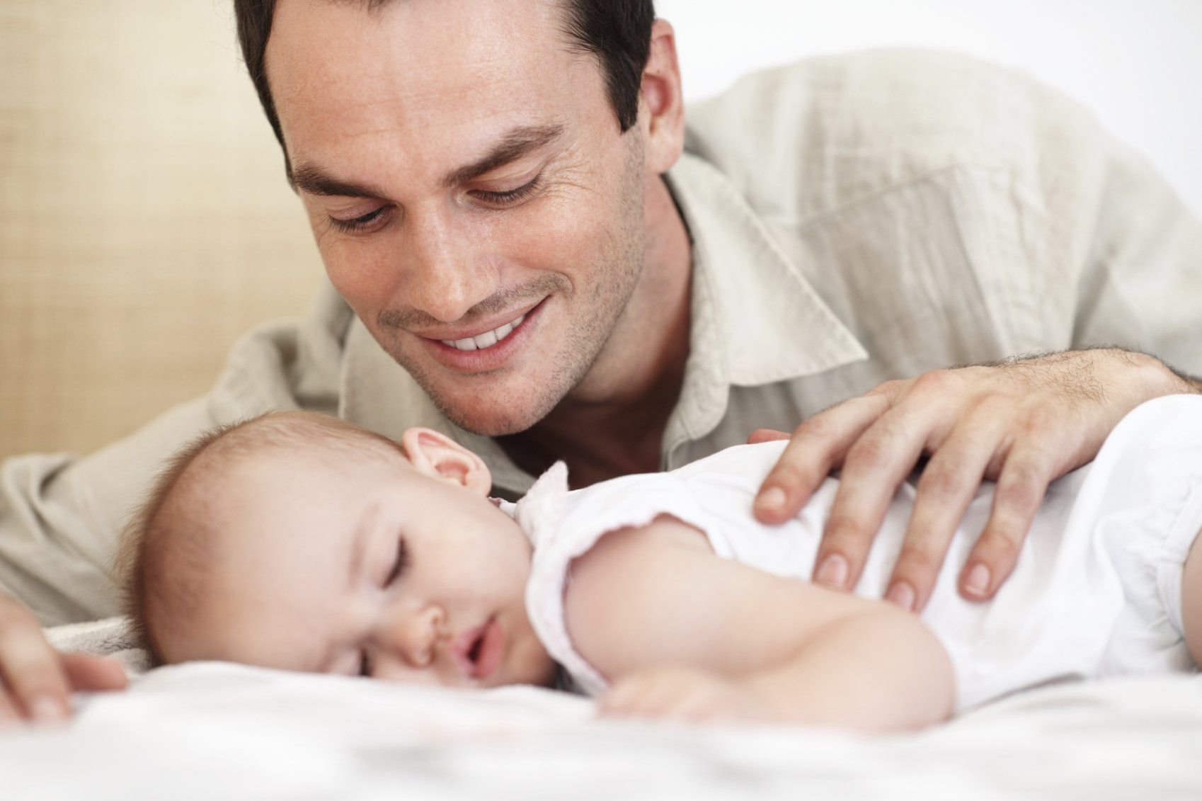 Vater begleitet Baby in den Schlaf
