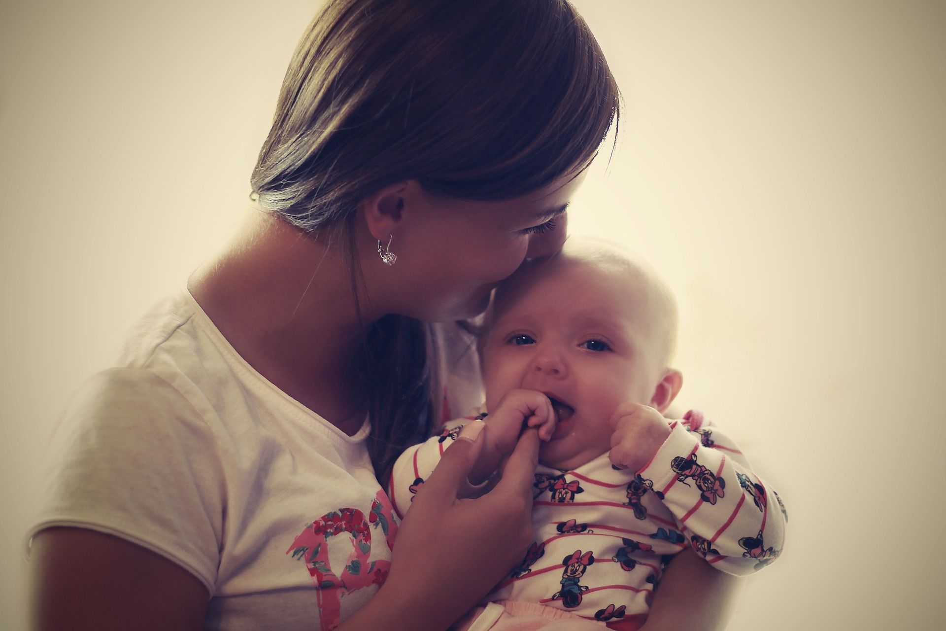 Baby auf Arm der Mutter