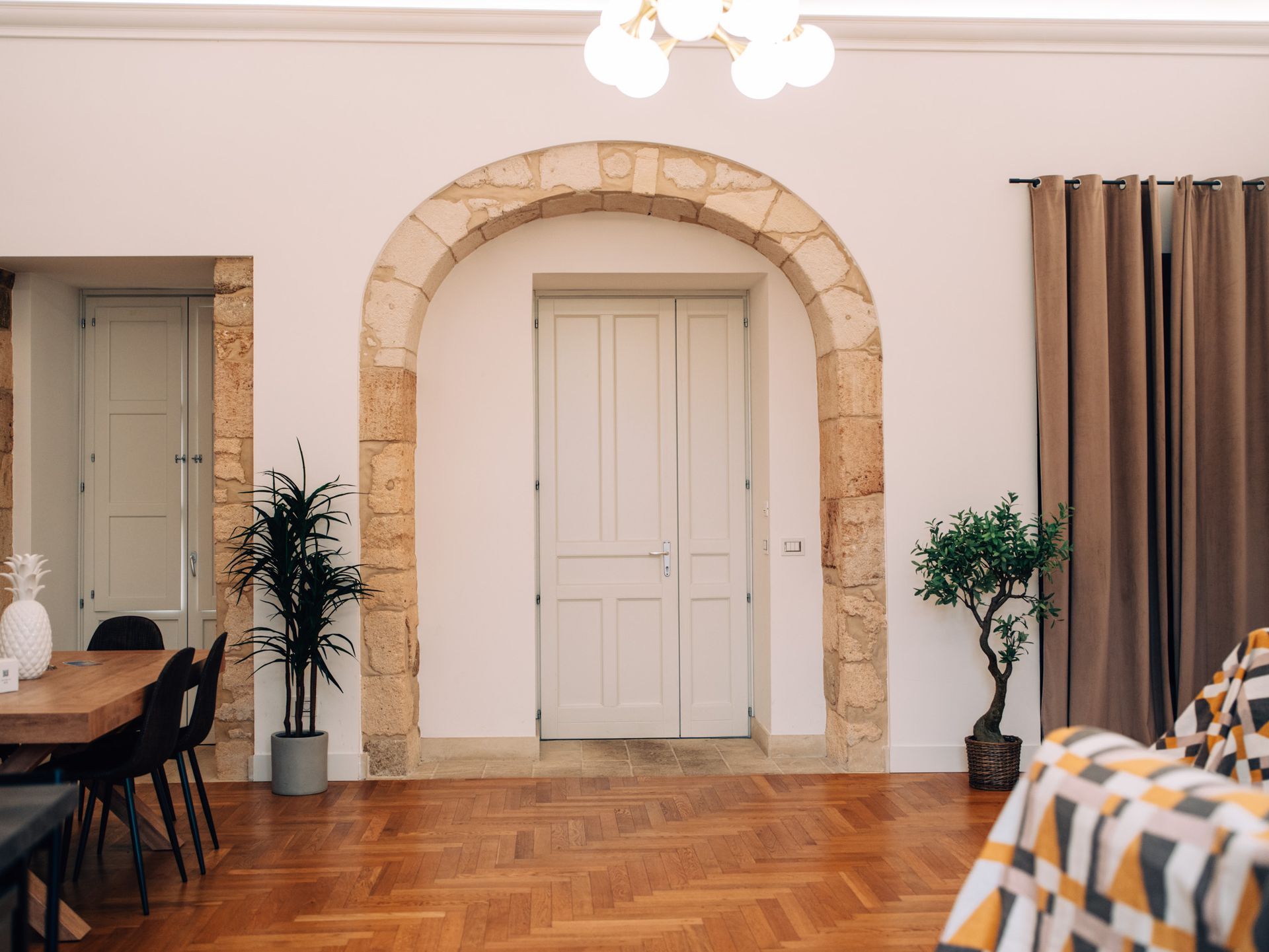 Porta con arco in pietra