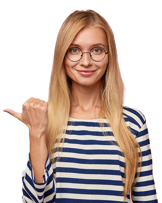 Eine lächelnde Frau, die mit ihrem Daumen neben sich zeigt.