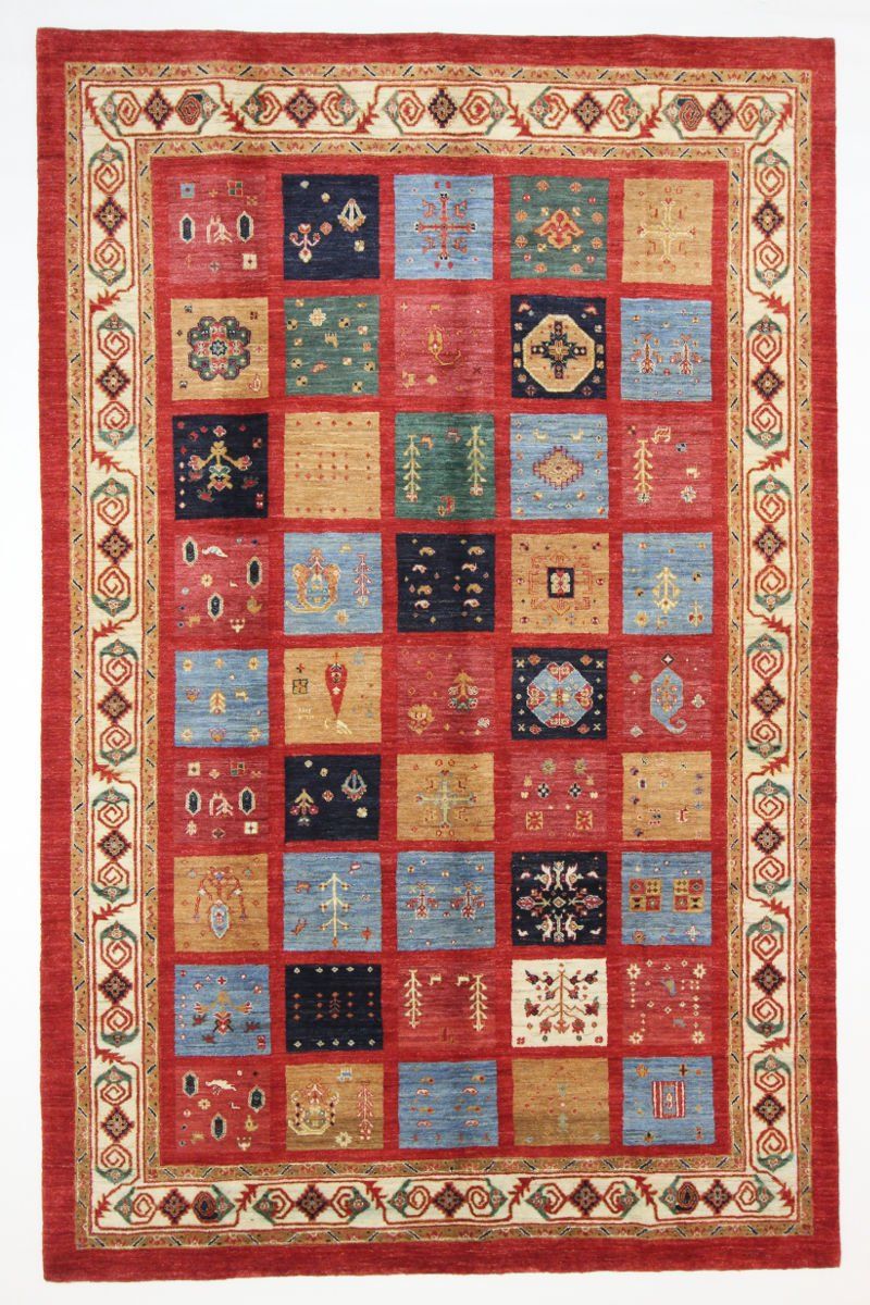 Verschiedene Teppiche mit Feldermuster.