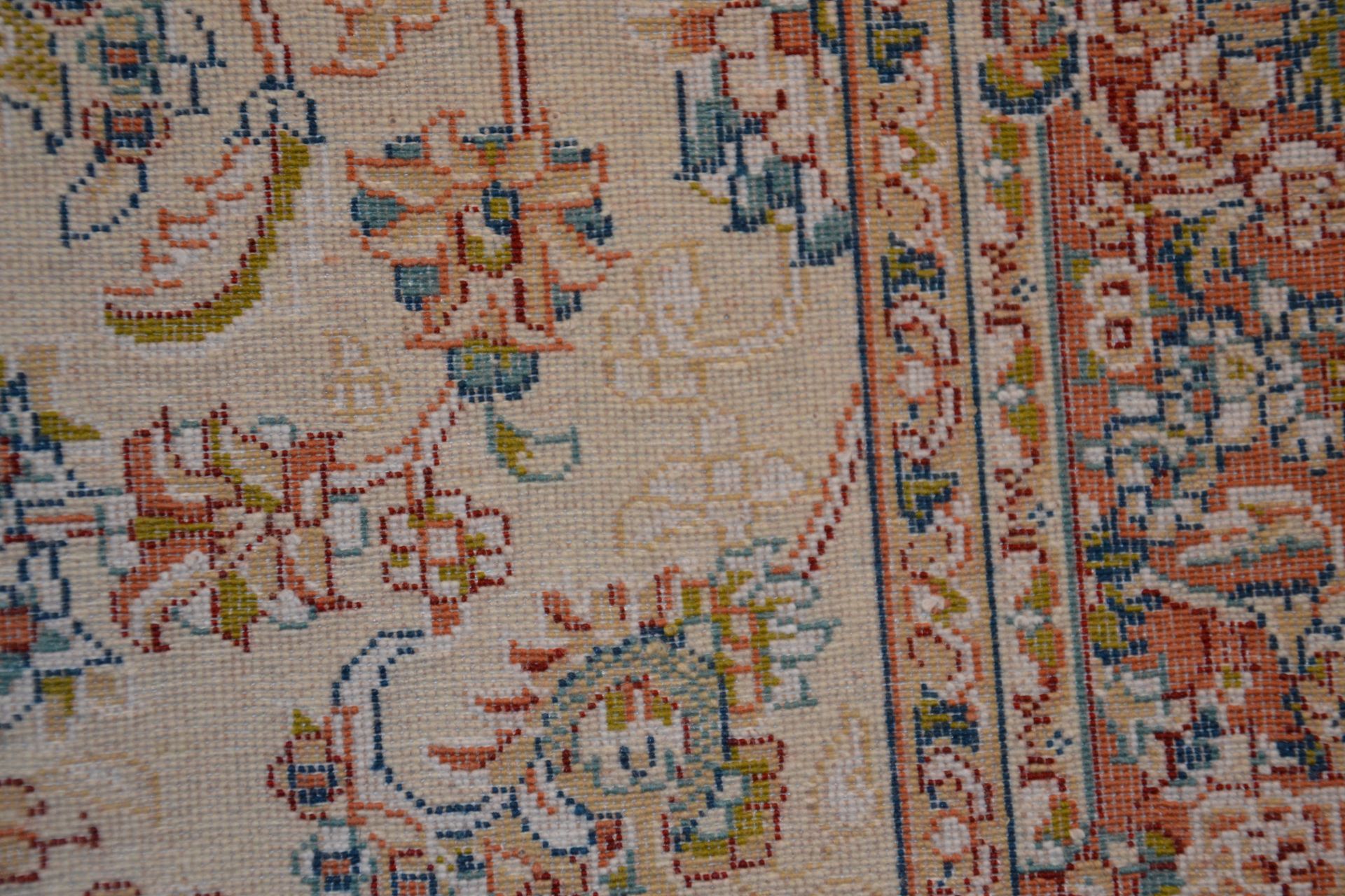 Der Rücken von verschiedenen Teppichen.