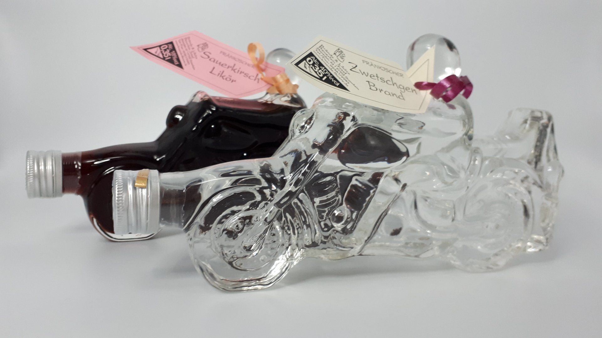 Flasche in Form eines Motorrad befüllt mit Bränden und Likören