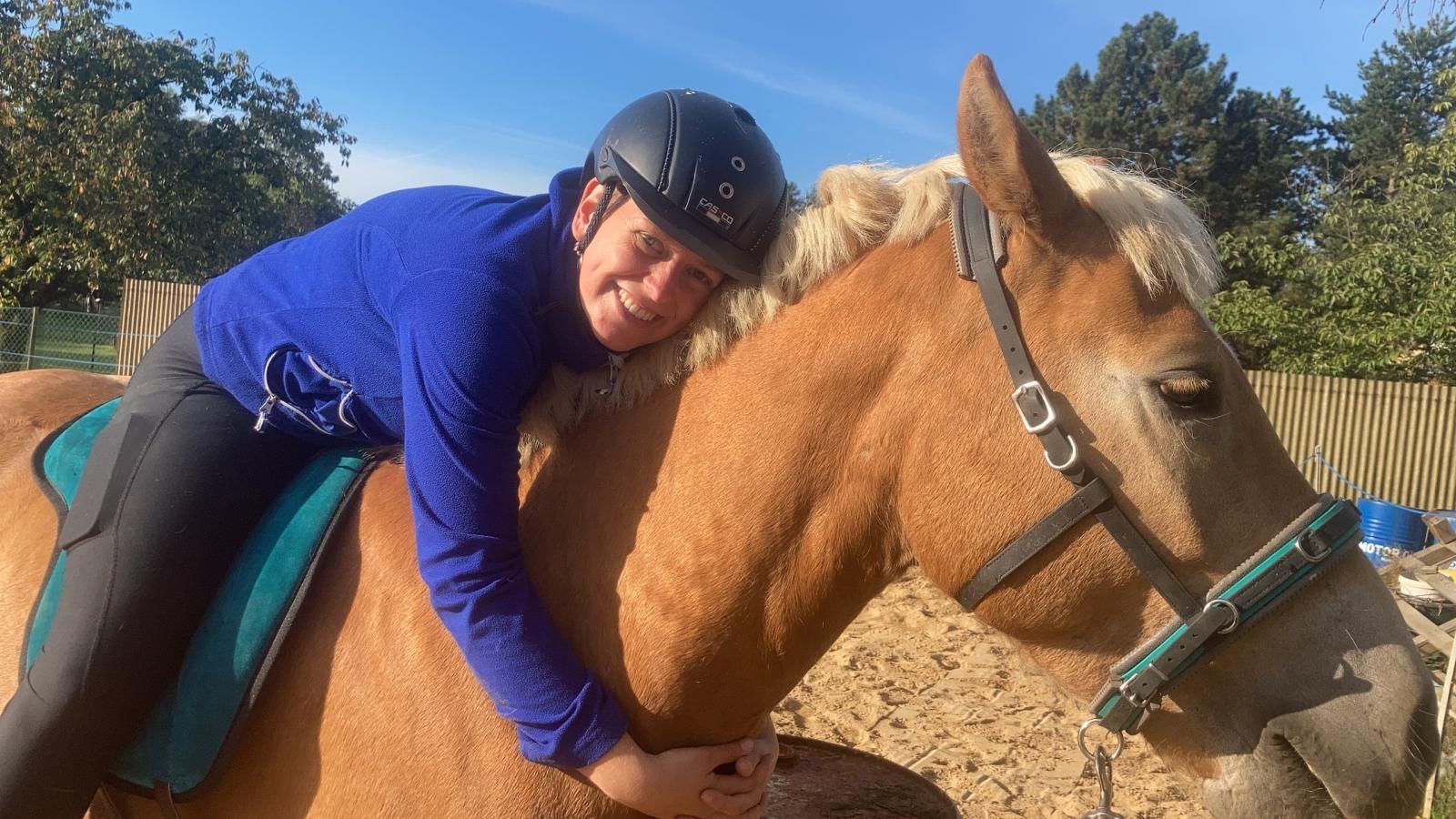 Frau kuschelt mit Pony