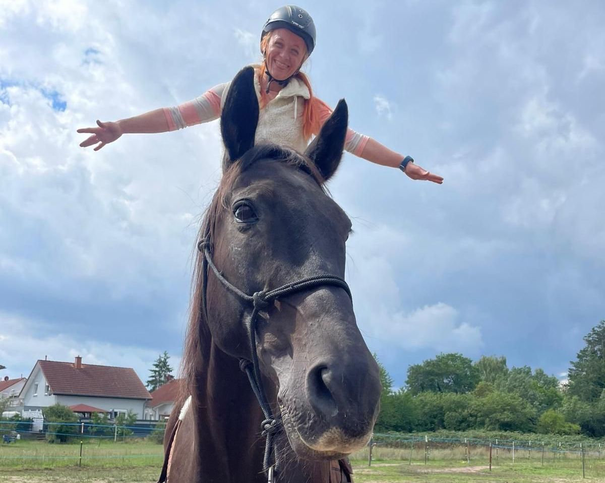 Happy Frau steht auf Bandit