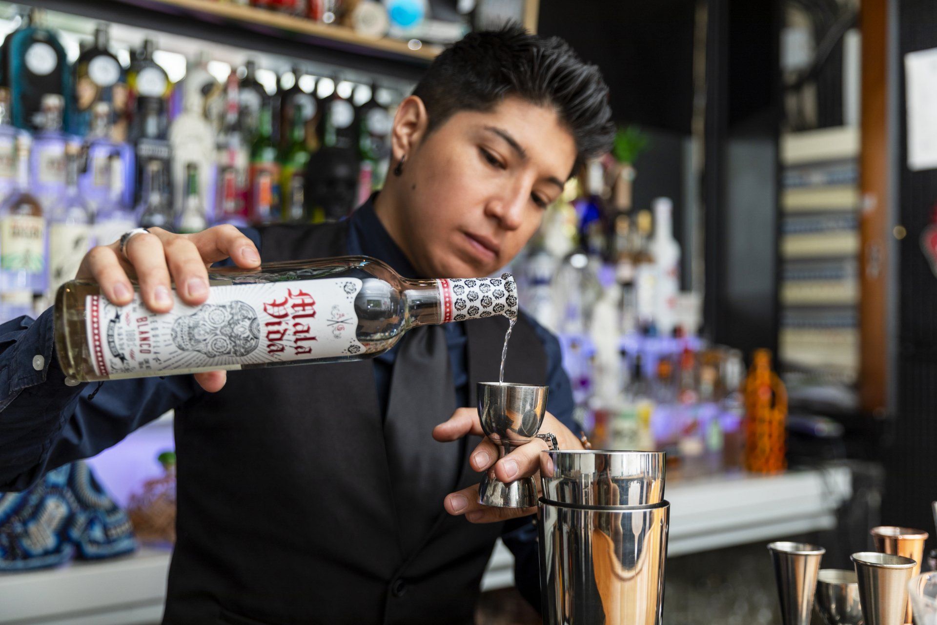 Tequila Mala Vida usado por un bartender en la Mezcaloteca Madrid
