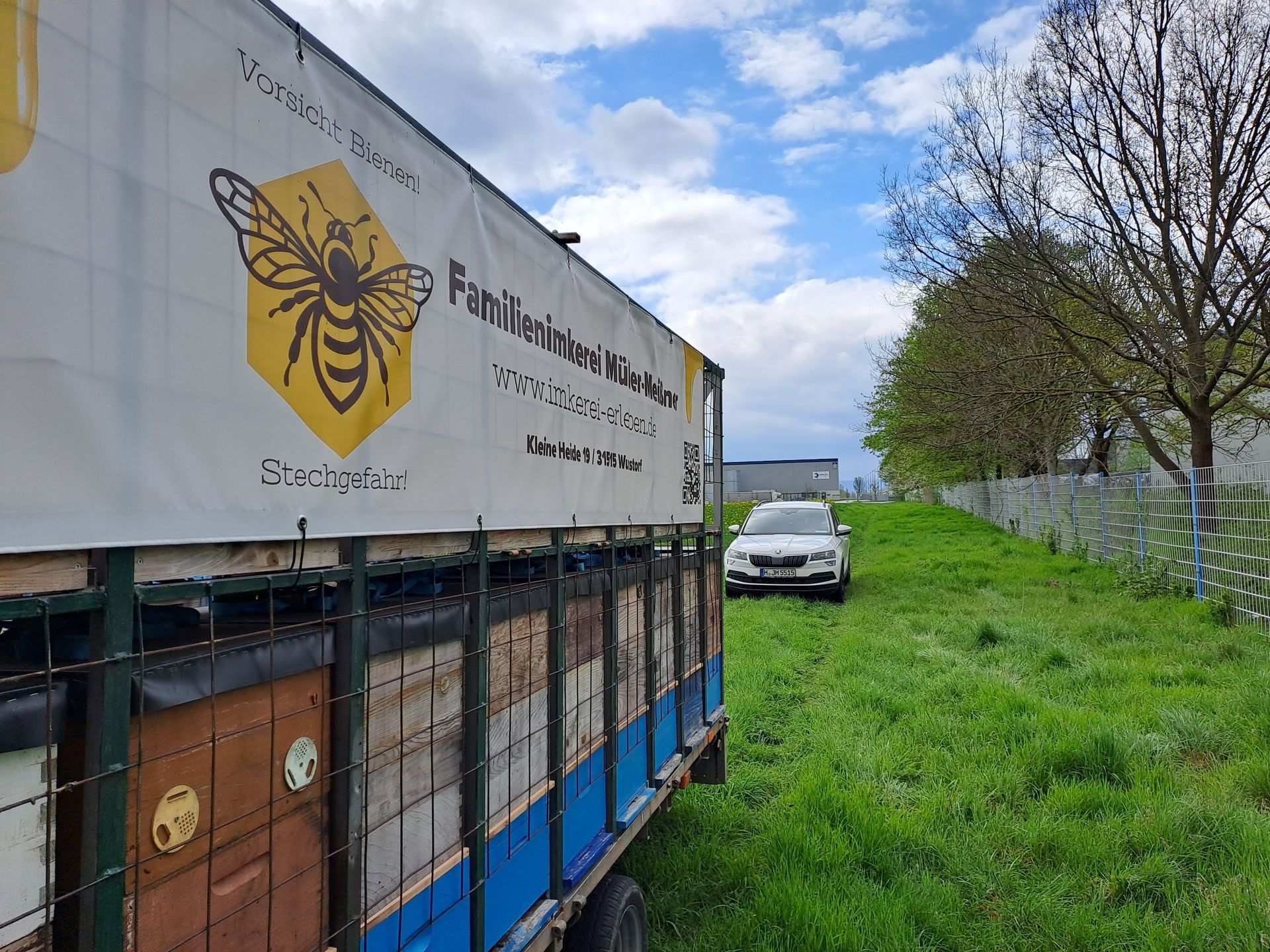 Bienenwanderwagen in einem Rapsfeld nahe Hannover
