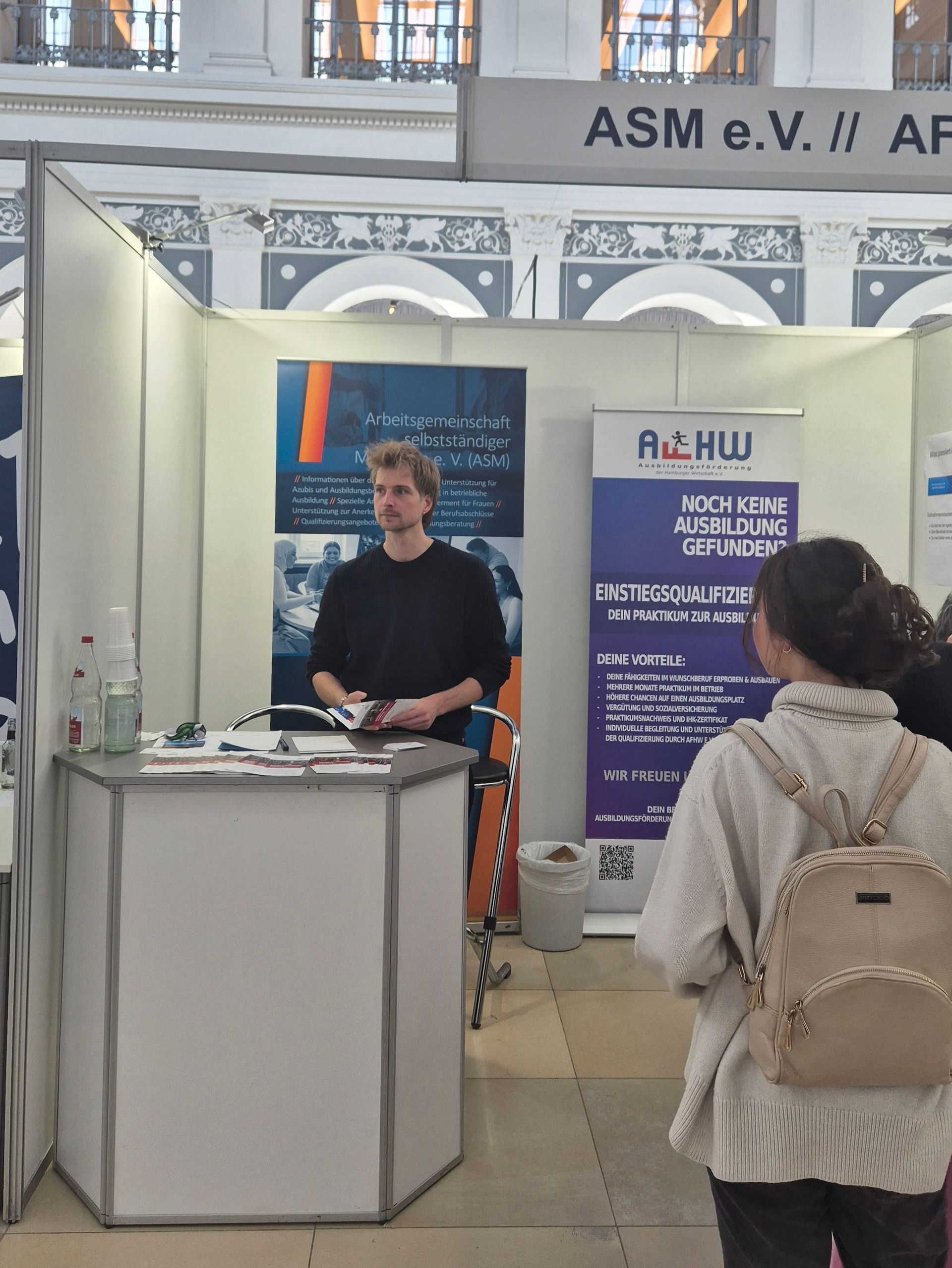 Ein Berater am Stand von ASM e. V.