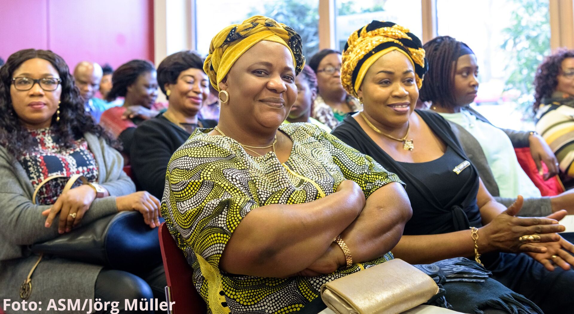 Schwarze Frauen in einem Saal