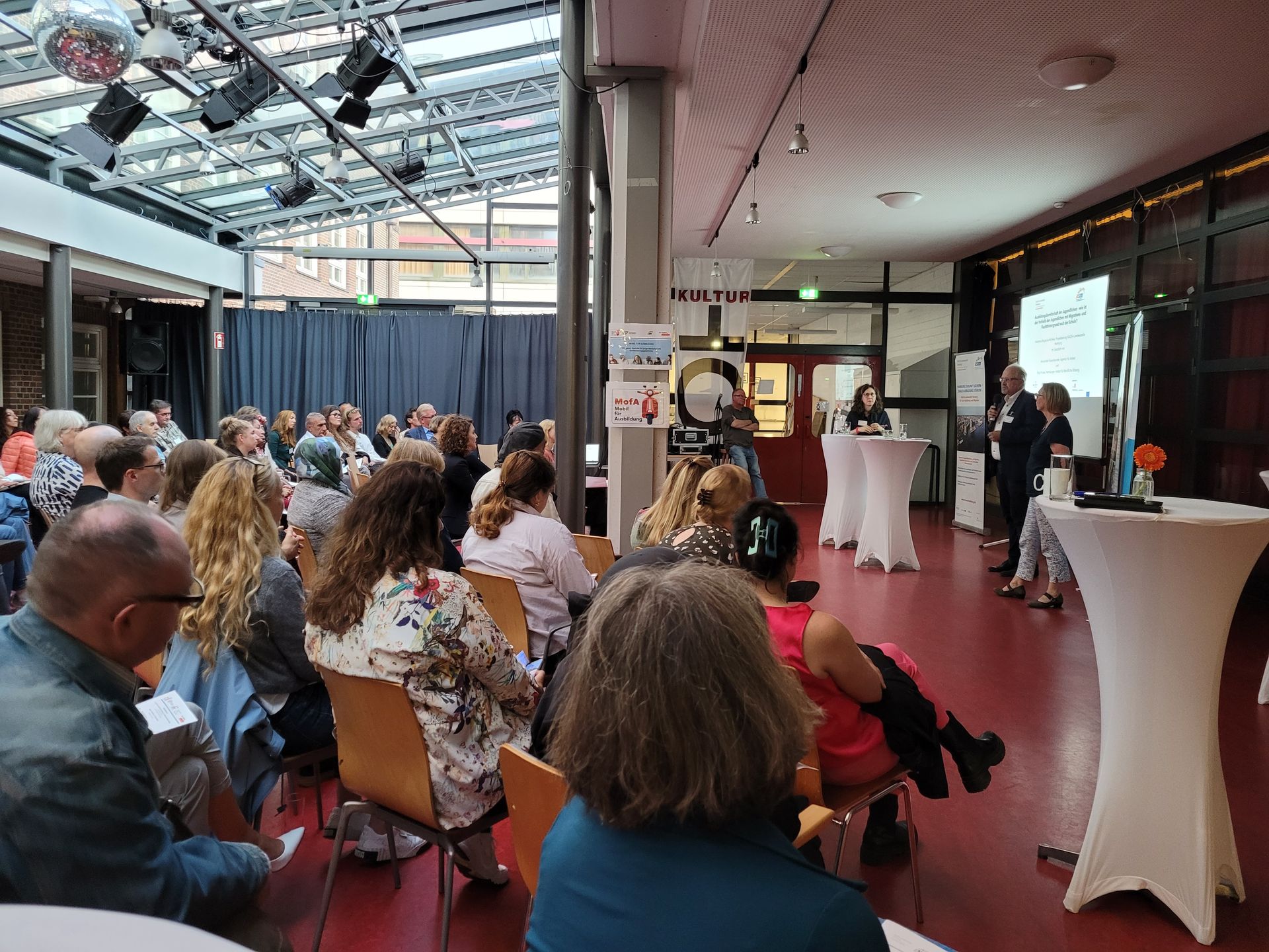 Blick in den Sall mit Diskussionsteilnehmern