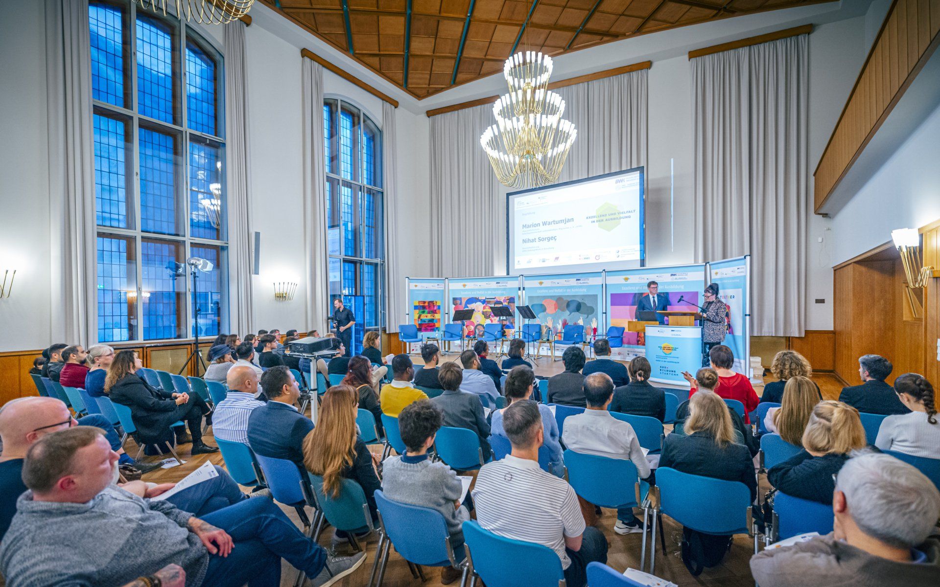 Blick auf den voll besetzen Veranstaltungssaal