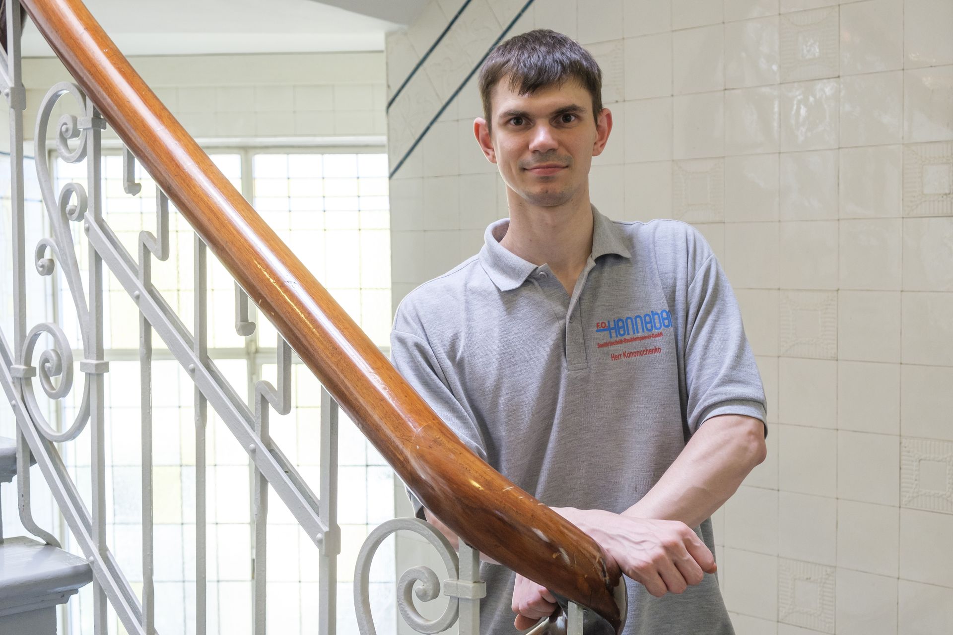 Mykhailo steht am Treppengeländer